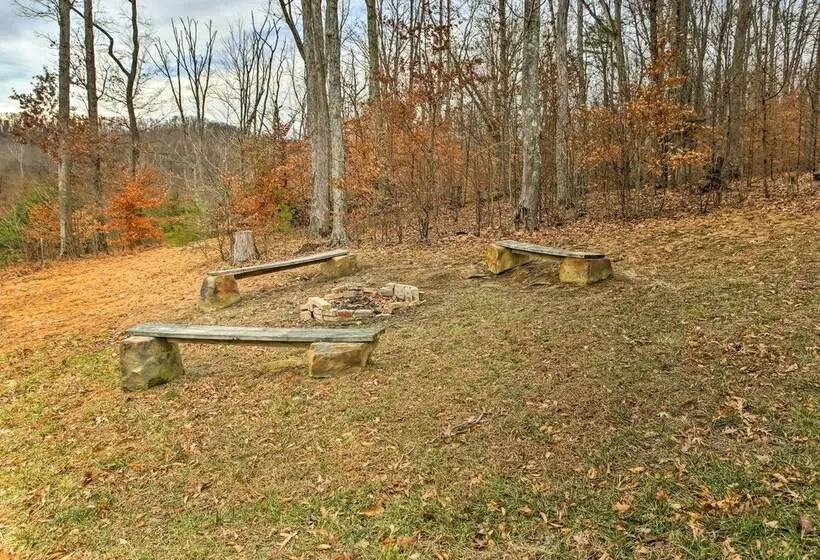 Underwood Home W/ 40 Acres: Fire Pit, Private Lake