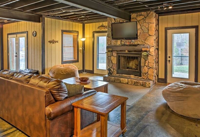 Underwood Home W/ 40 Acres: Fire Pit, Private Lake