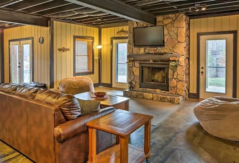Underwood Home W/ 40 Acres: Fire Pit, Private Lake