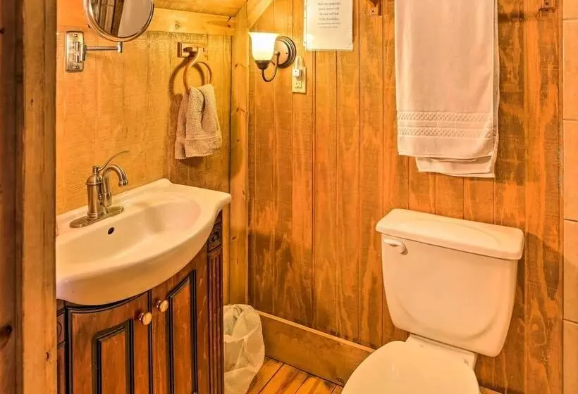 Underwood Home W/ 40 Acres: Fire Pit, Private Lake