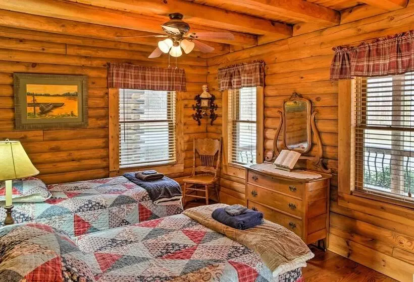 Underwood Home W/ 40 Acres: Fire Pit, Private Lake