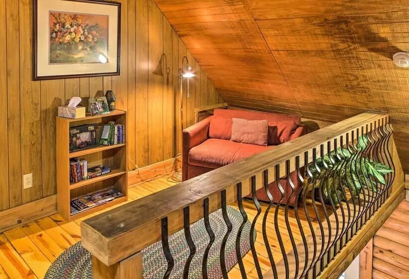 Underwood Home W/ 40 Acres: Fire Pit, Private Lake