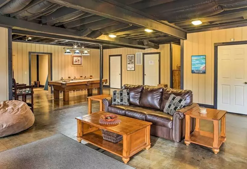 Underwood Home W/ 40 Acres: Fire Pit, Private Lake