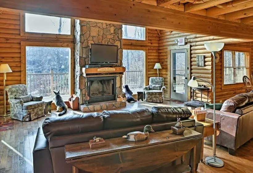 Underwood Home W/ 40 Acres: Fire Pit, Private Lake