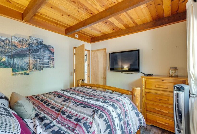 Arnold Cabin W/ Deck: Near White Pines Lake