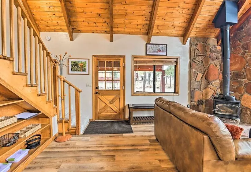 Secluded Munds Park Cabin W/ Deck < 1 Mi To Lake