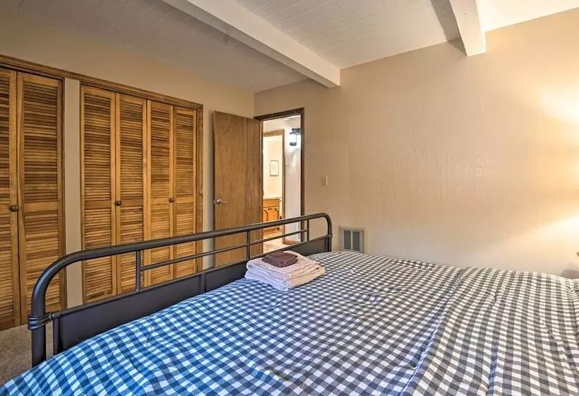 Secluded Munds Park Cabin W/ Deck < 1 Mi To Lake