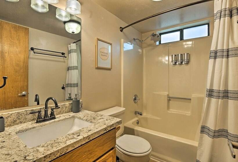 Secluded Munds Park Cabin W/ Deck < 1 Mi To Lake