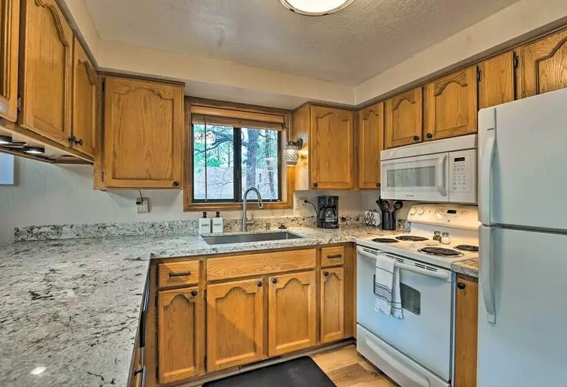 Secluded Munds Park Cabin W/ Deck < 1 Mi To Lake