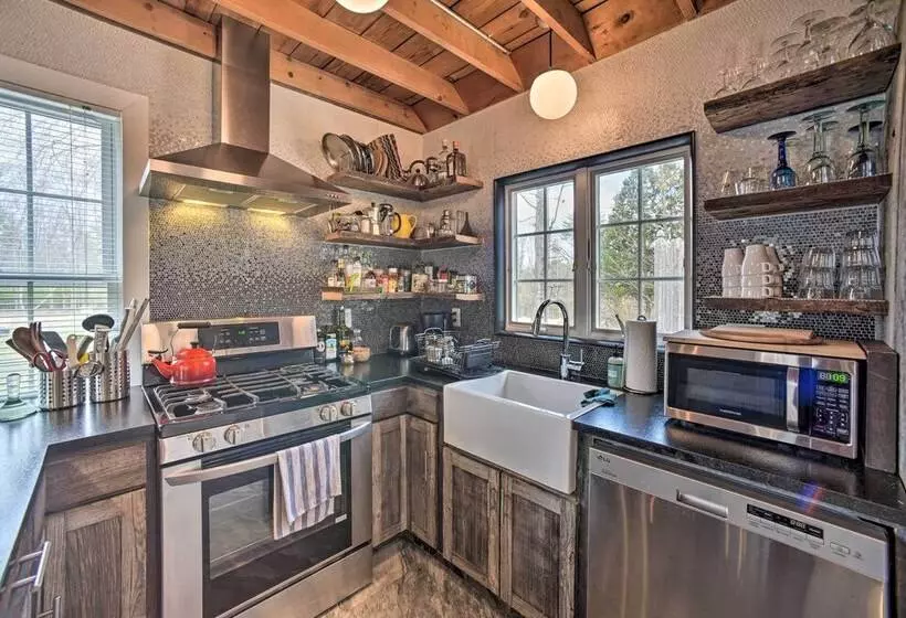 Charming Cottage W/ Yard   2 Mi To Tinker St!