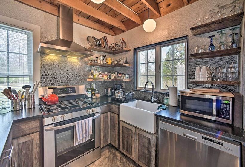 Charming Cottage W/ Yard 2 Mi To Tinker St!