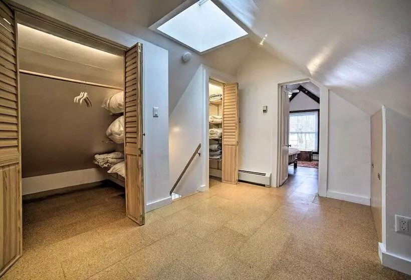 Charming Cottage W/ Yard   2 Mi To Tinker St!