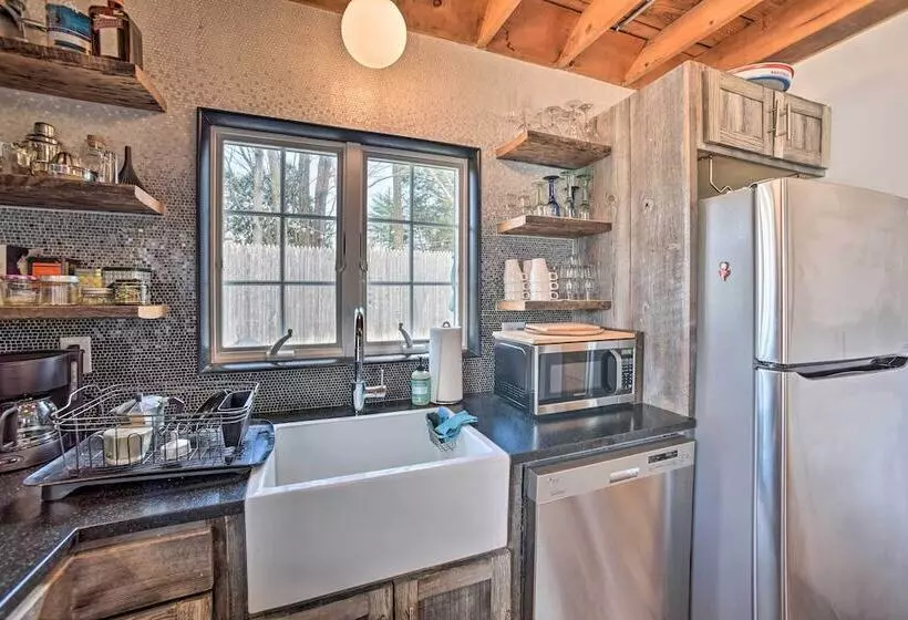 Charming Cottage W/ Yard   2 Mi To Tinker St!