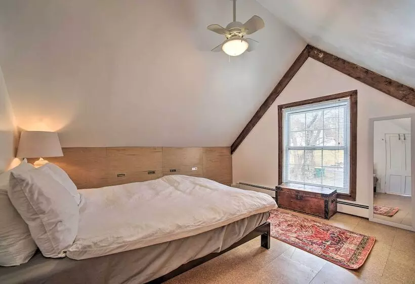 Charming Cottage W/ Yard   2 Mi To Tinker St!