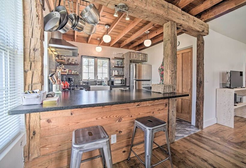 Charming Cottage W/ Yard 2 Mi To Tinker St!