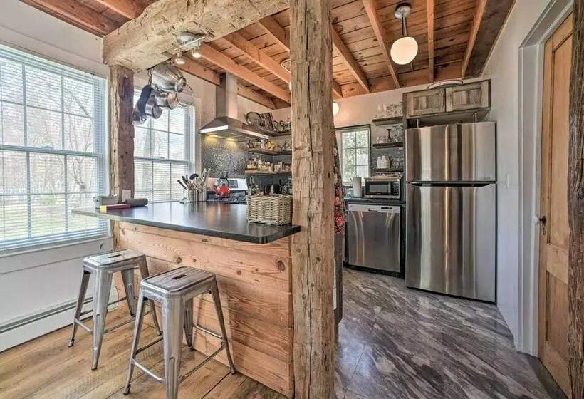 Charming Cottage W/ Yard   2 Mi To Tinker St!