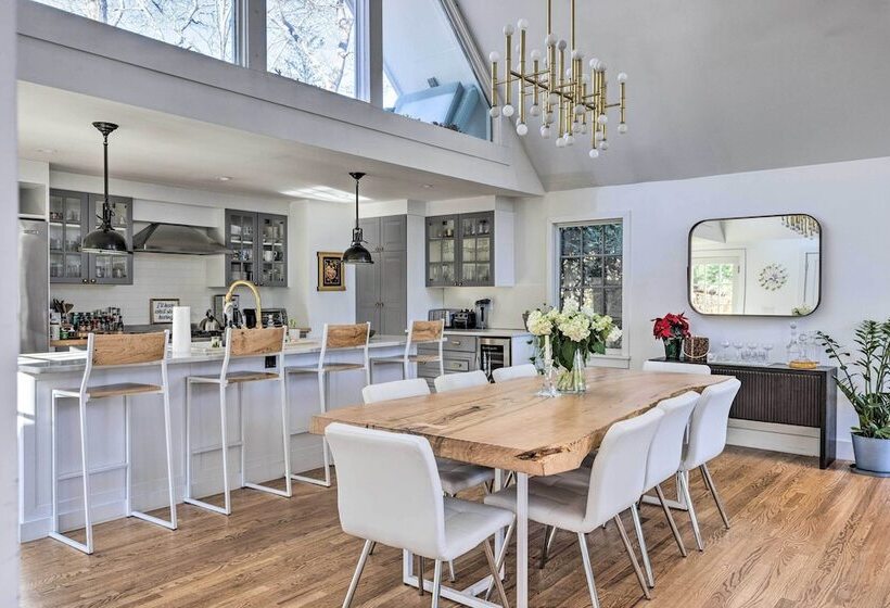 Chic East Hampton Retreat W/ Deck & View!