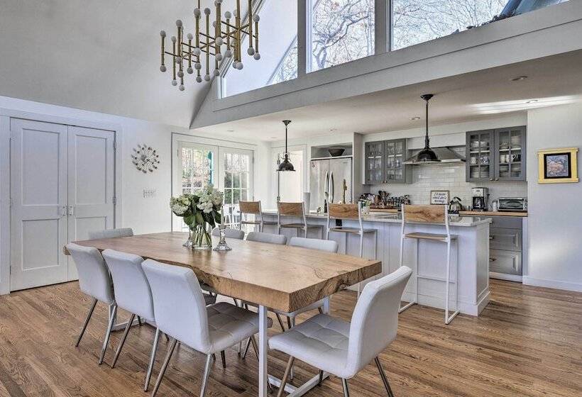 Chic East Hampton Retreat W/ Deck & View!