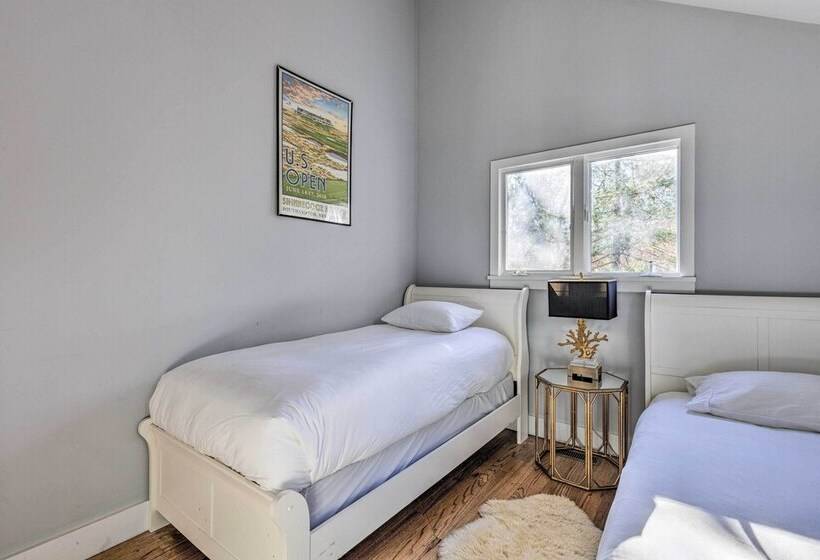 Chic East Hampton Retreat W/ Deck & View!