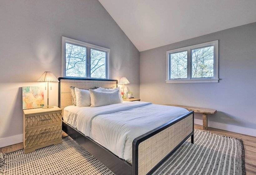Chic East Hampton Retreat W/ Deck & View!
