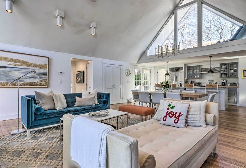 Chic East Hampton Retreat W/ Deck & View!