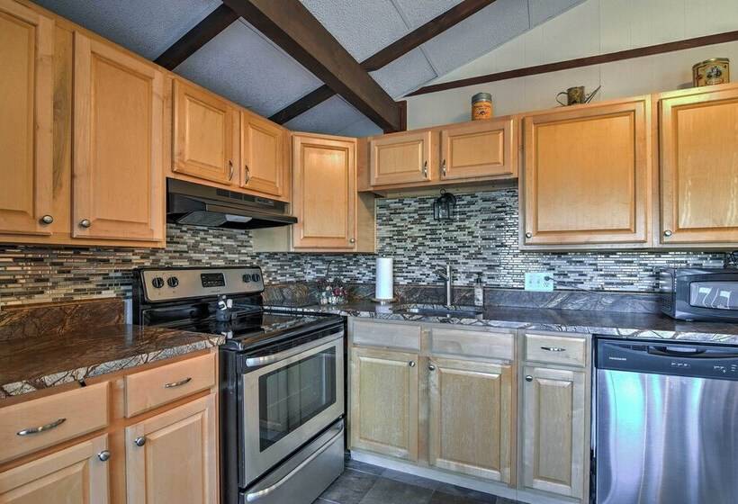 Cozy Beech Mountain Family Retreat W/ 2 Decks!