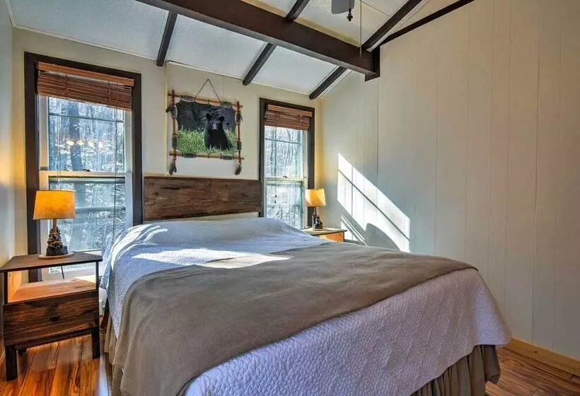 Cozy Beech Mountain Family Retreat W/ 2 Decks!