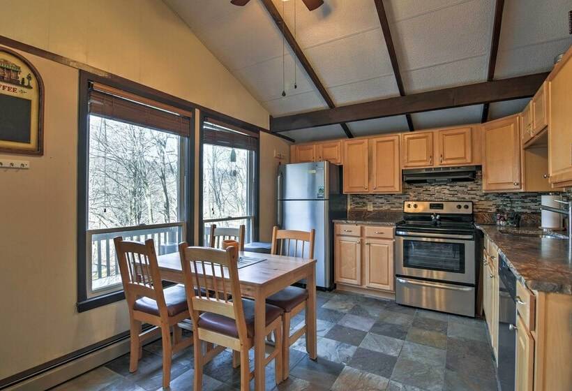 Cozy Beech Mountain Family Retreat W/ 2 Decks!