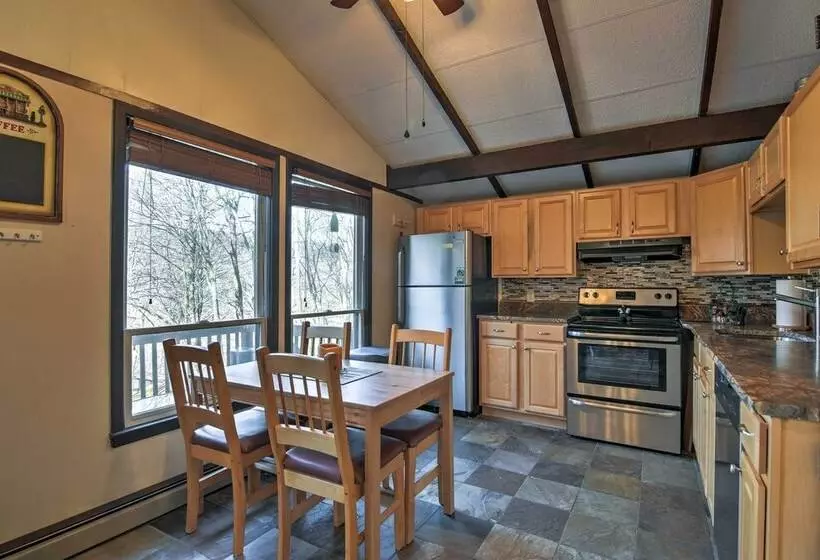 Cozy Beech Mountain Family Retreat W/ 2 Decks!