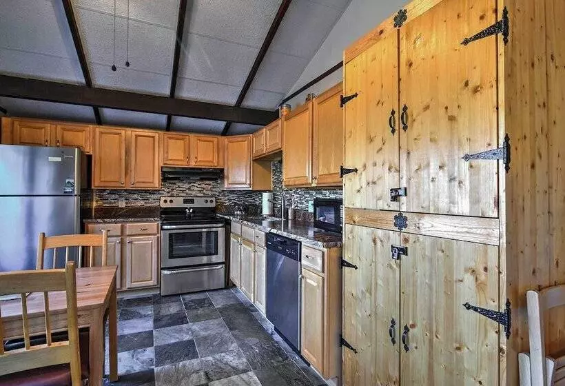 Cozy Beech Mountain Family Retreat W/ 2 Decks!