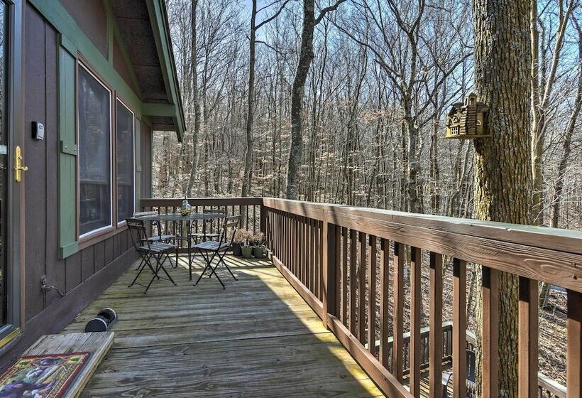 Cozy Beech Mountain Family Retreat W/ 2 Decks!