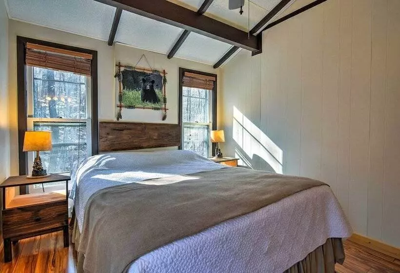 Cozy Beech Mountain Family Retreat W/ 2 Decks!