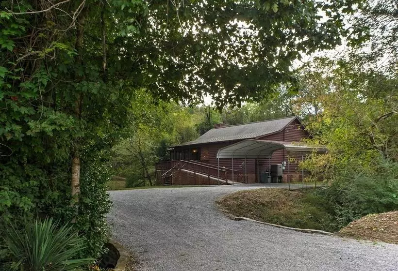 Creekfront Cabin Near Chattanooga W/ Hot Tub!