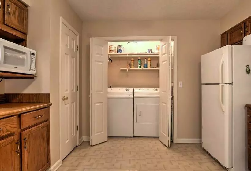 Creekfront Cabin Near Chattanooga W/ Hot Tub!