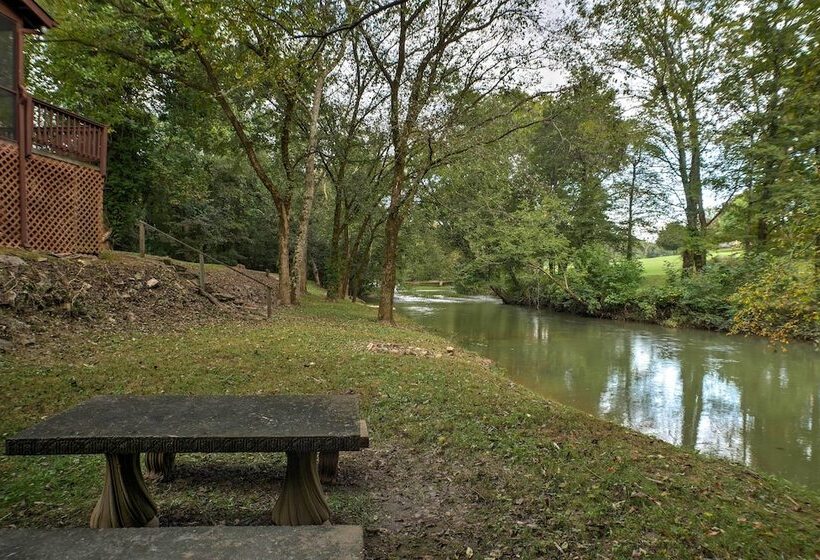 Creekfront Cabin Near Chattanooga W/ Hot Tub!