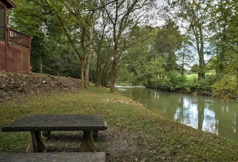 Creekfront Cabin Near Chattanooga W/ Hot Tub!