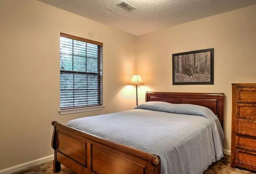 Creekfront Cabin Near Chattanooga W/ Hot Tub!