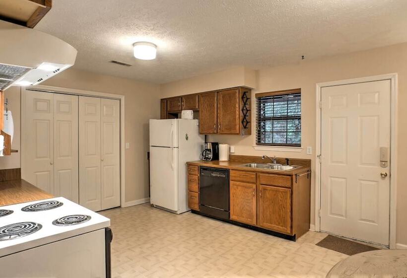 Creekfront Cabin Near Chattanooga W/ Hot Tub!