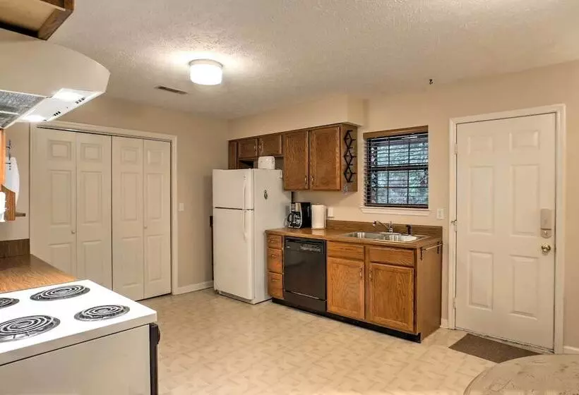 Creekfront Cabin Near Chattanooga W/ Hot Tub!