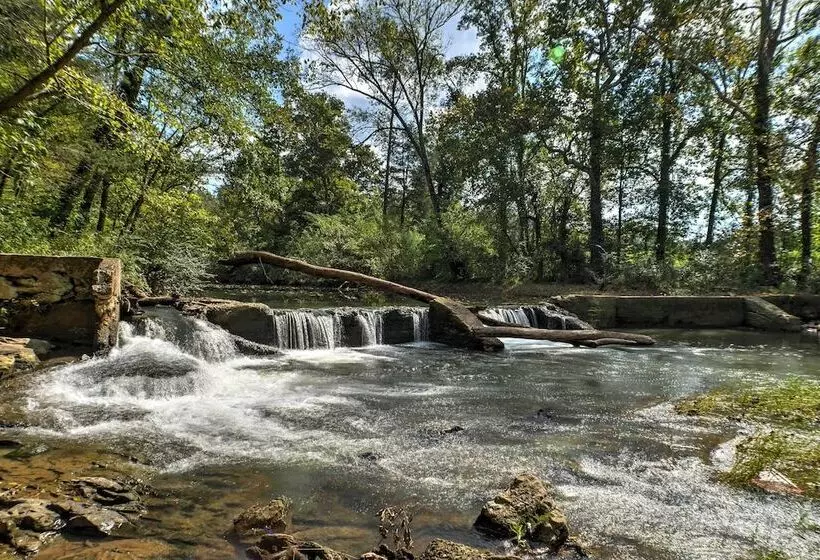 Creekfront Cabin Near Chattanooga W/ Hot Tub!