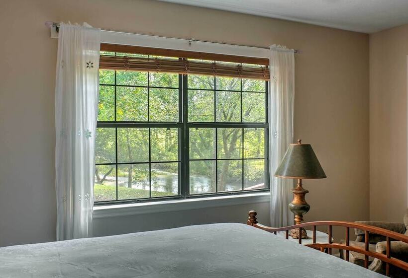 Creekfront Cabin Near Chattanooga W/ Hot Tub!