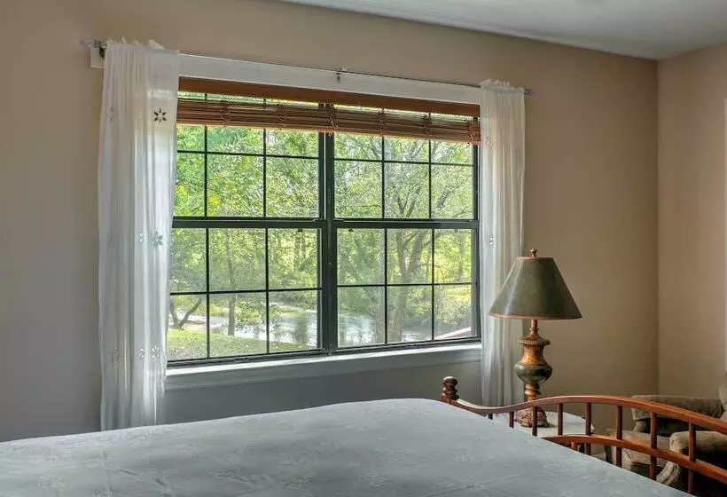 Creekfront Cabin Near Chattanooga W/ Hot Tub!