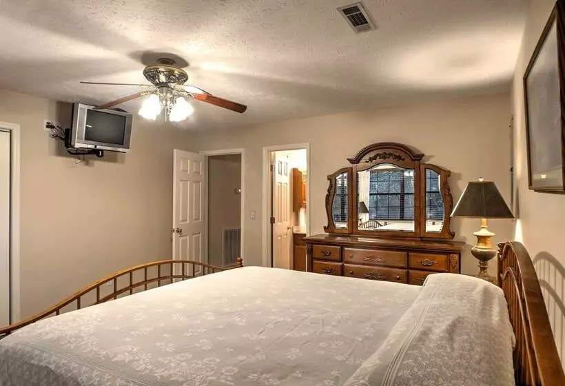 Creekfront Cabin Near Chattanooga W/ Hot Tub!