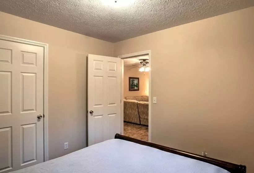 Creekfront Cabin Near Chattanooga W/ Hot Tub!