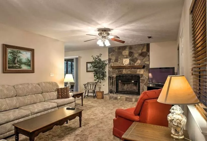 Creekfront Cabin Near Chattanooga W/ Hot Tub!