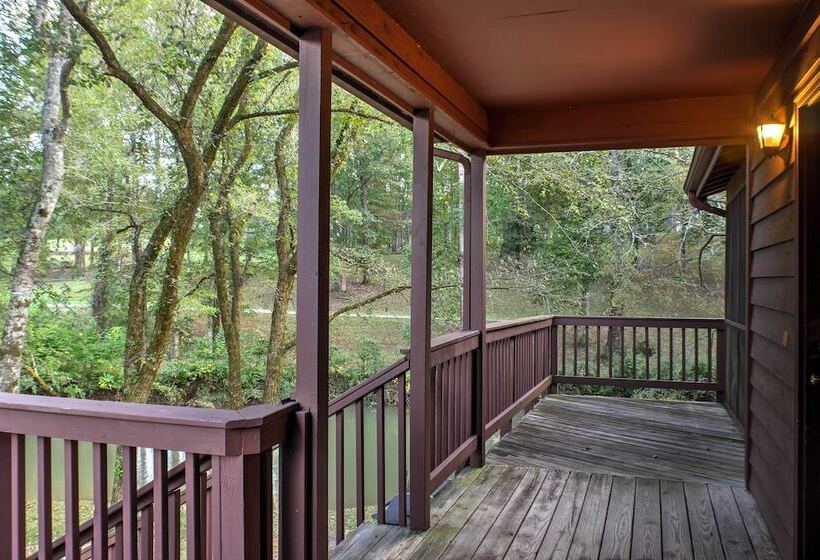 Creekfront Cabin Near Chattanooga W/ Hot Tub!
