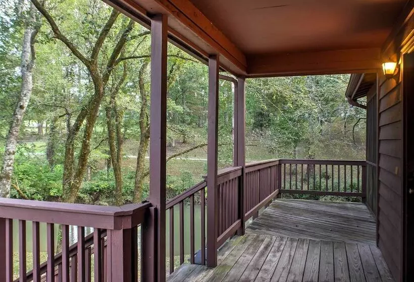 Creekfront Cabin Near Chattanooga W/ Hot Tub!