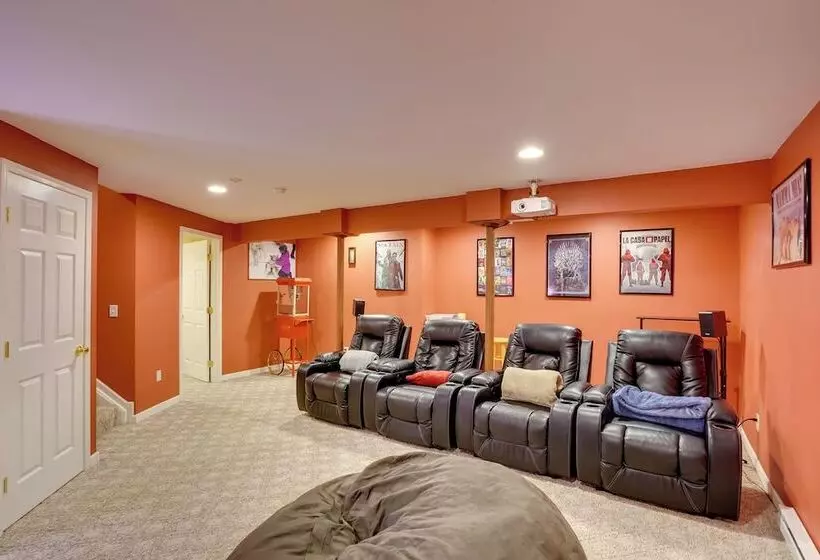 Expansive Upstate Home W/ Home Theater!