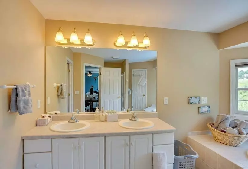 Expansive Upstate Home W/ Home Theater!