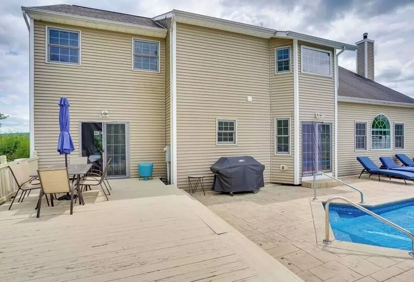 Expansive Upstate Home W/ Home Theater!